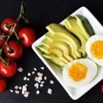 Razkrivanje mitov: Zakaj LCHF dieta morda ni zlata pot do zdravja